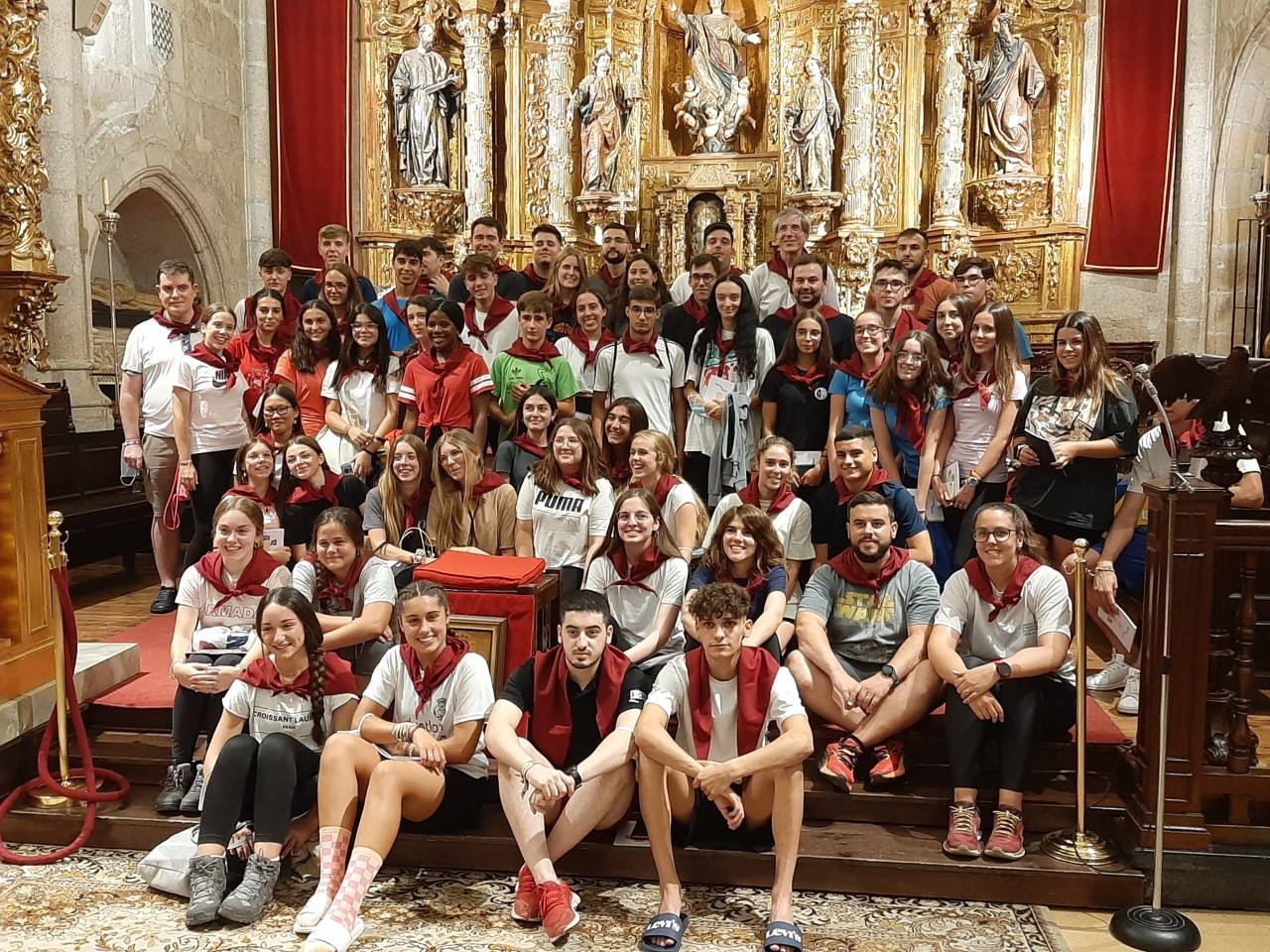 Los 59 jóvenes y sus monitores 