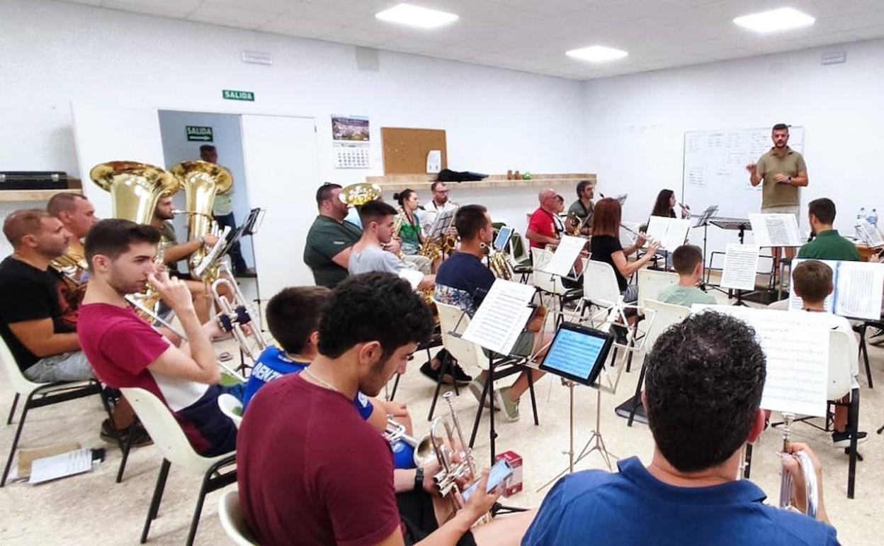 Ensayo de los componenetes de la banda HOY 