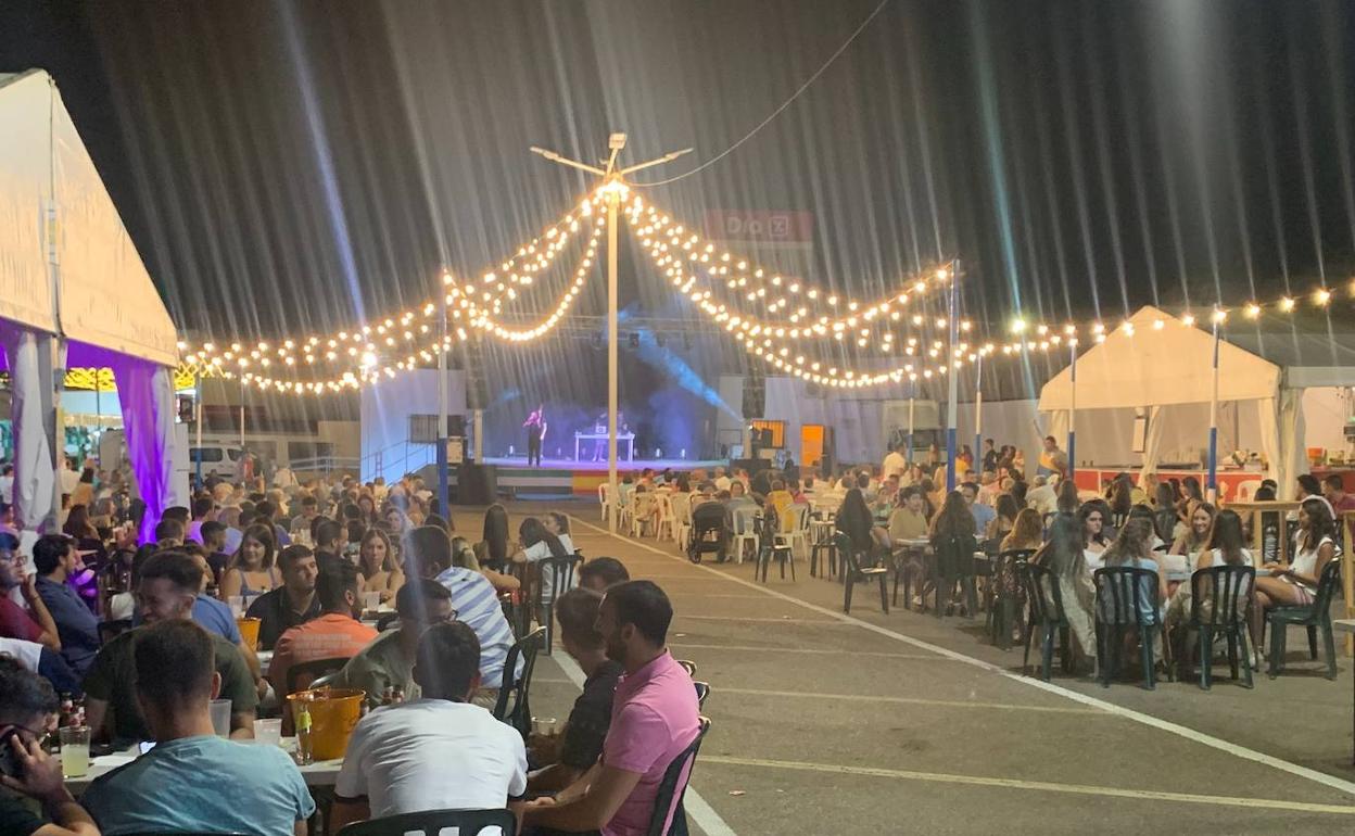 Buen ambiente en el aparcamiento del Polideportivo 