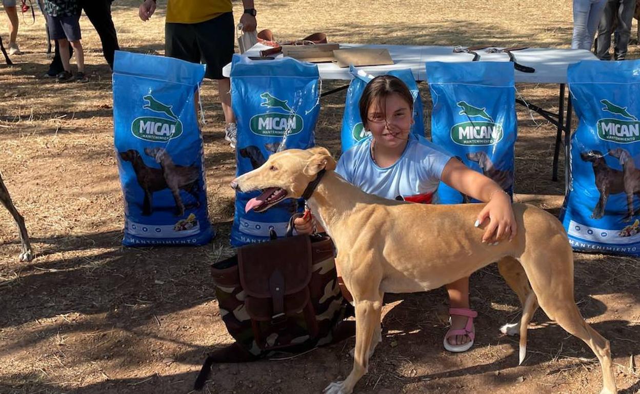 La perra Chaparra de Sergio Duque, ganadora de las carreras de galgos de  la Feria de Agosto | Hoy