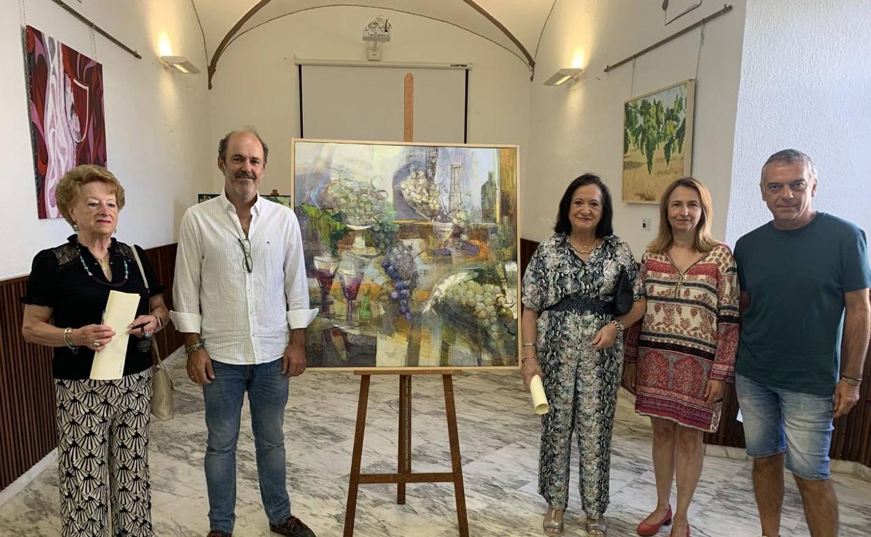 El jurado y el concejal de Cultura junto a la obra premiada en categoría general 