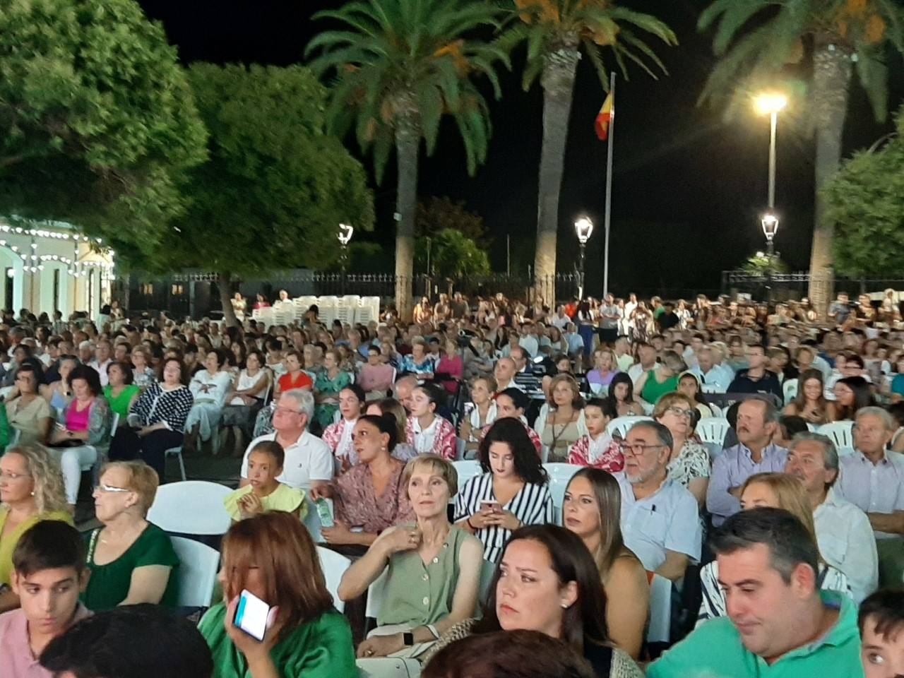 El patio a rebosar de público 