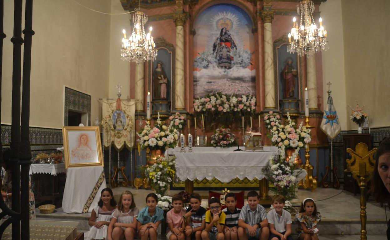Los niños que participaron en la Eucaristía, en el altar junto a la Patrona 