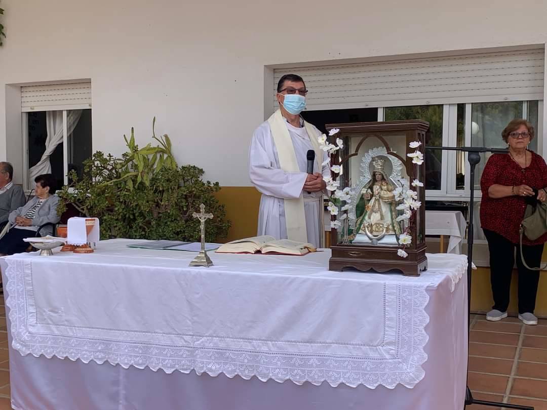 El párroco Leonardo Terrazas junto a la pequeña capilla con la Imagen de la Virgen entregada a la residencia de mayores