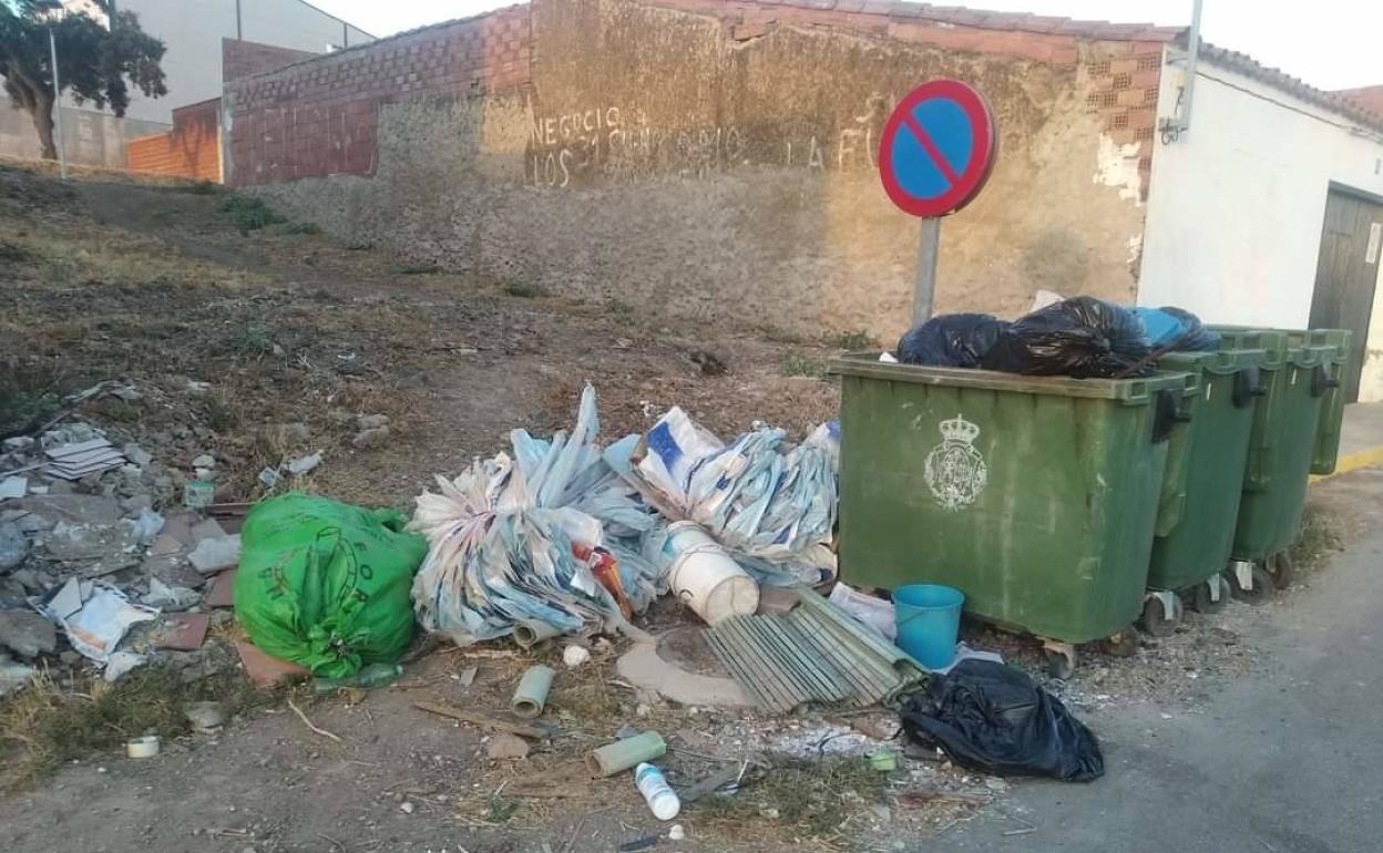 Los contenedores junto al tanatorio la tarde del domingo.