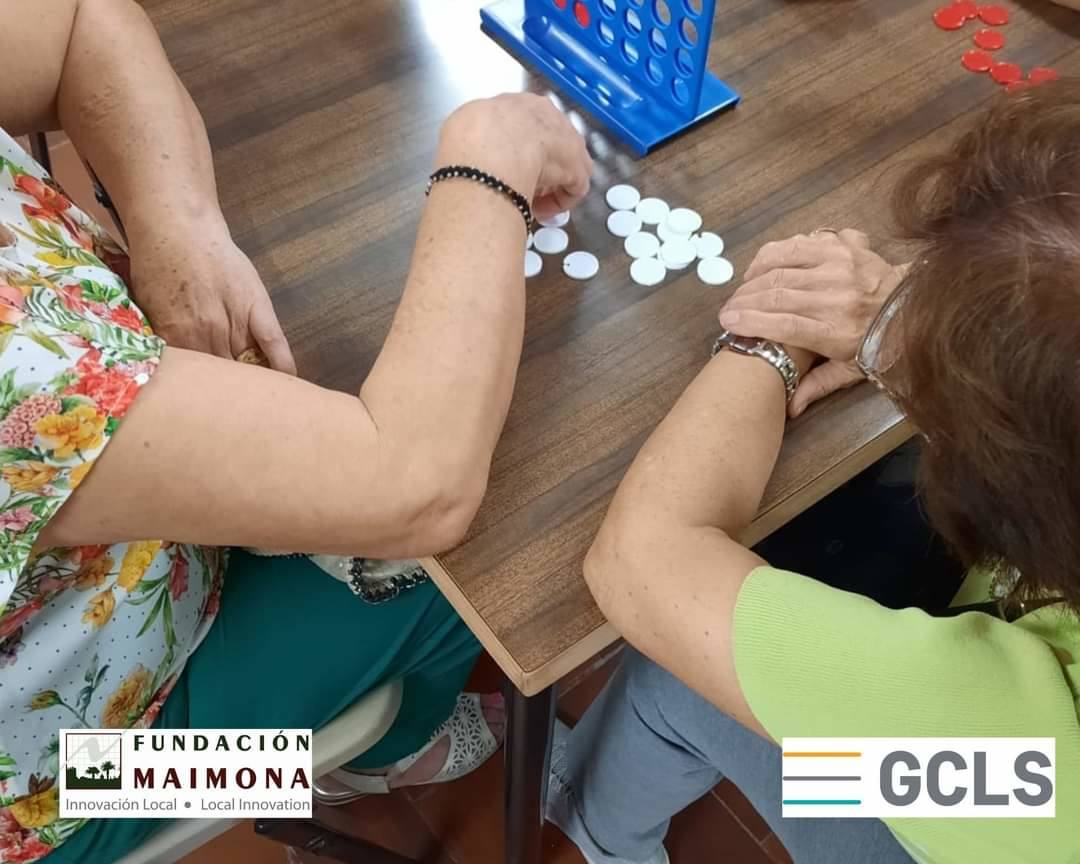Enseñando nuevos juegos a los mayores 