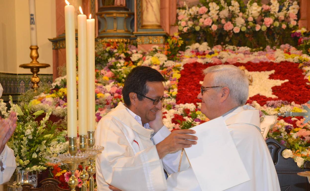Momento de la presentación de Don orlanzo por parte del vicario 