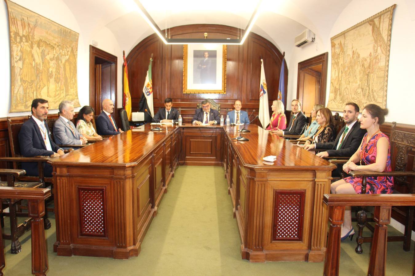 Concejales y secretario durante el pleno 