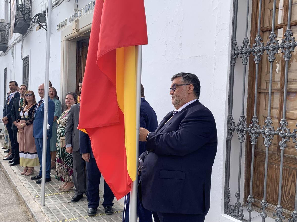 El alcalde izó la bandera de España 