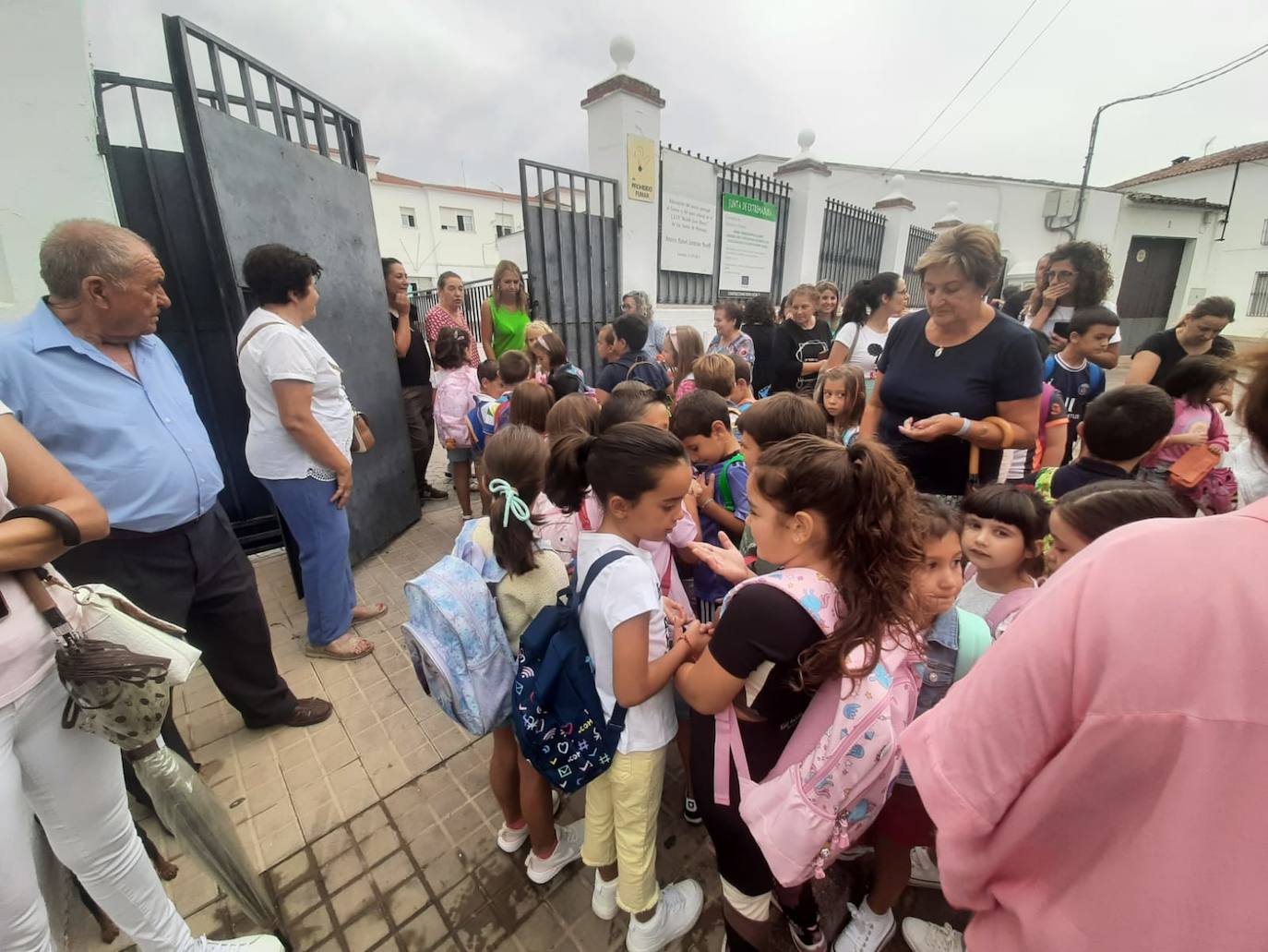 alumnos llegando al Alcalde Jaun Blanco el primer día del curso 2022-2023 