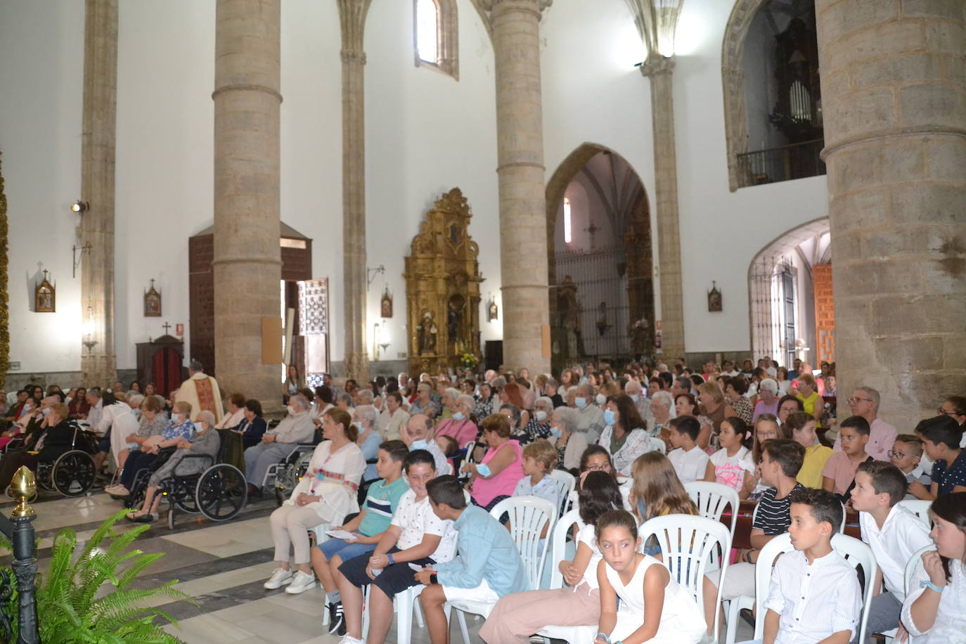 Niños y mayores, llenaron el templo 
