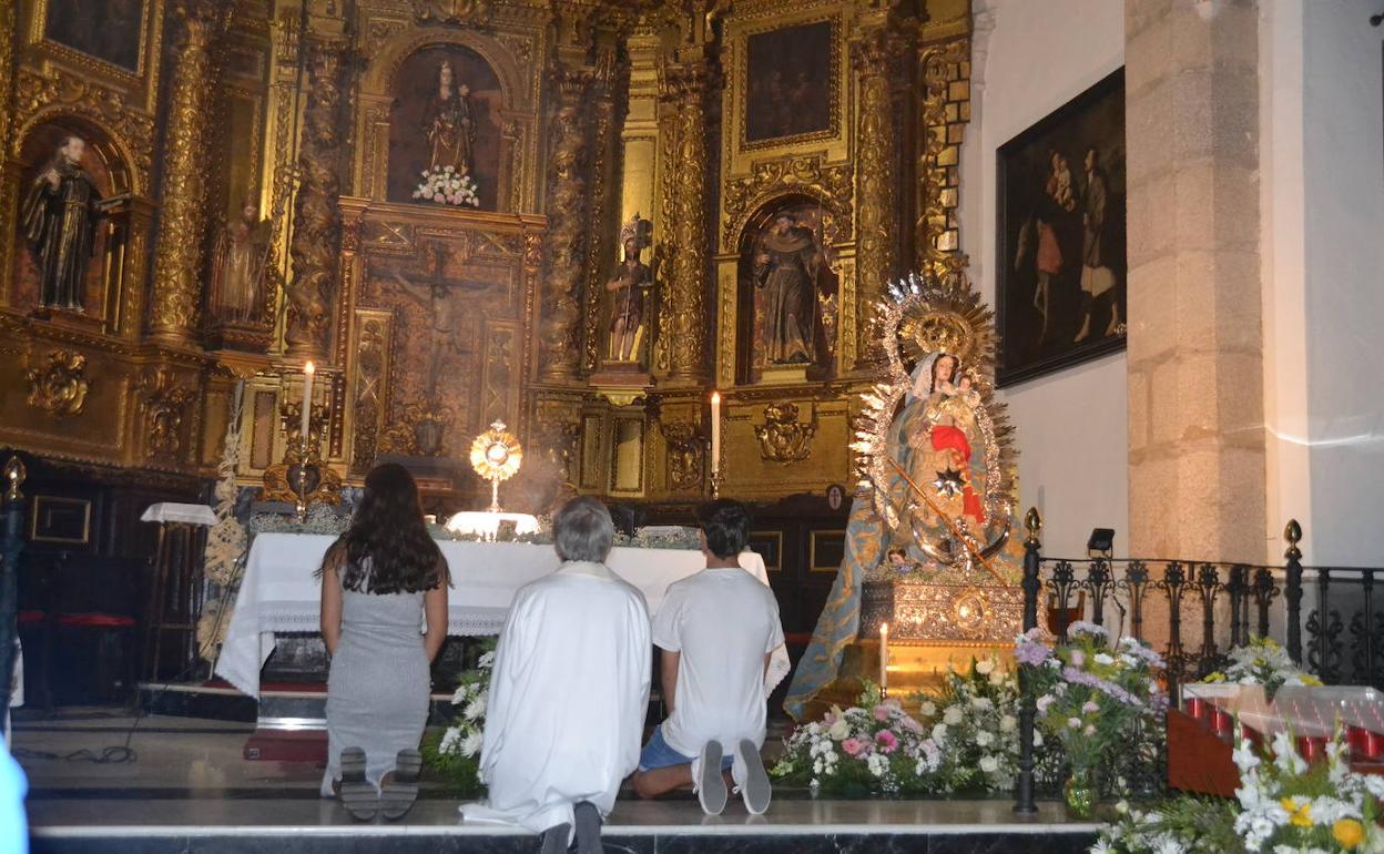 Los jóvenes adoraron al Santísimo junto a la imagen de la Virgen de la Estrella 