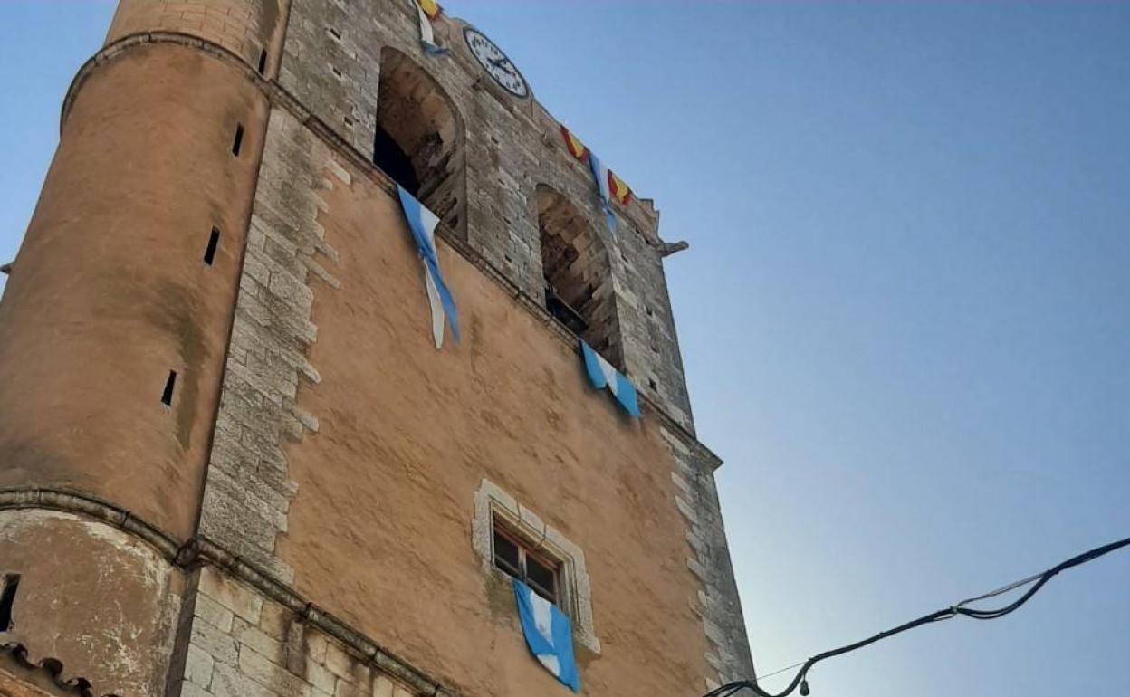 Banderolas colgando de la torre 