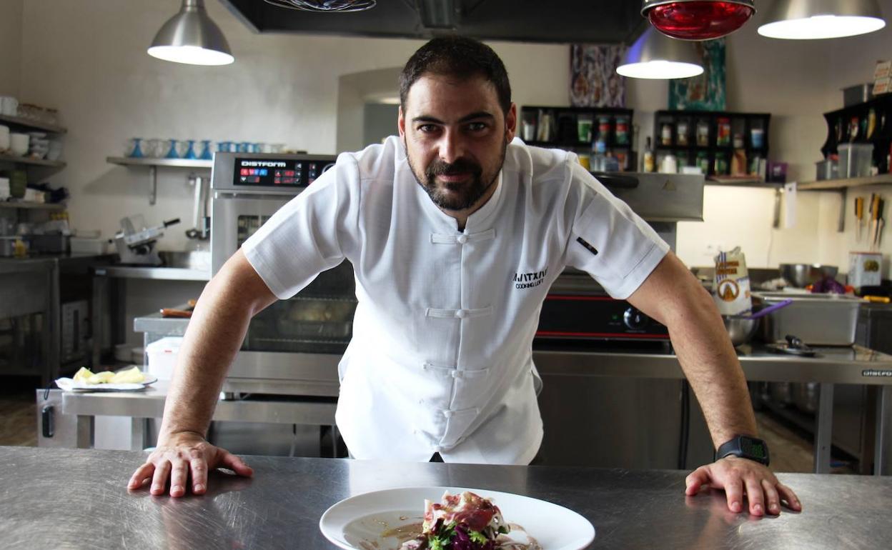 Juan Enrique en su restaurante de Los Santos 