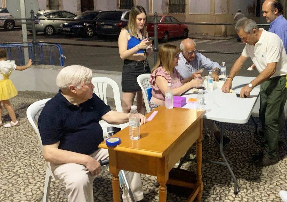 Cajero en el Montadito de Cáritas 
