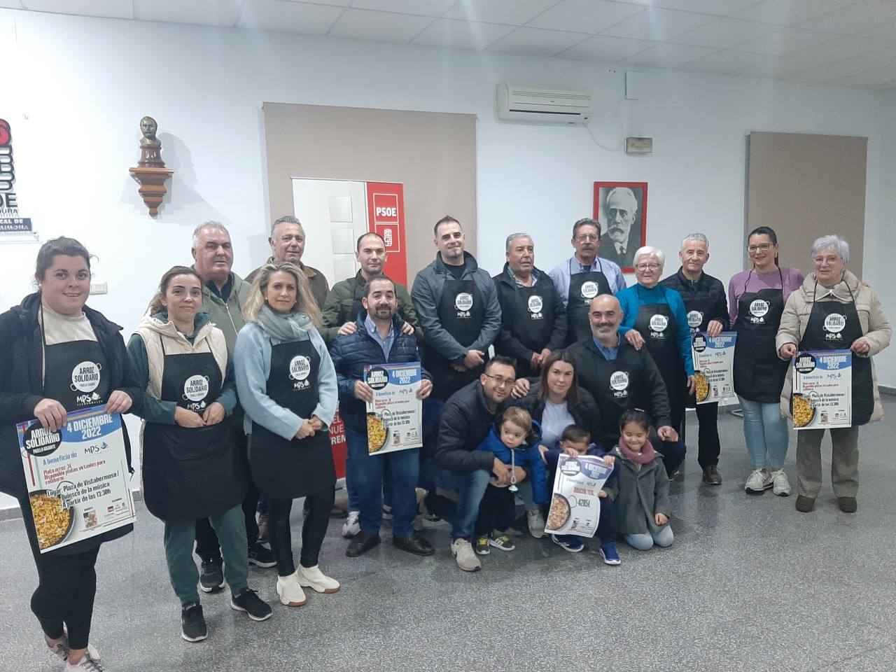 Algunos de los sesenta voluntarios del Arroz Solidario con Hugo y sus familiares 