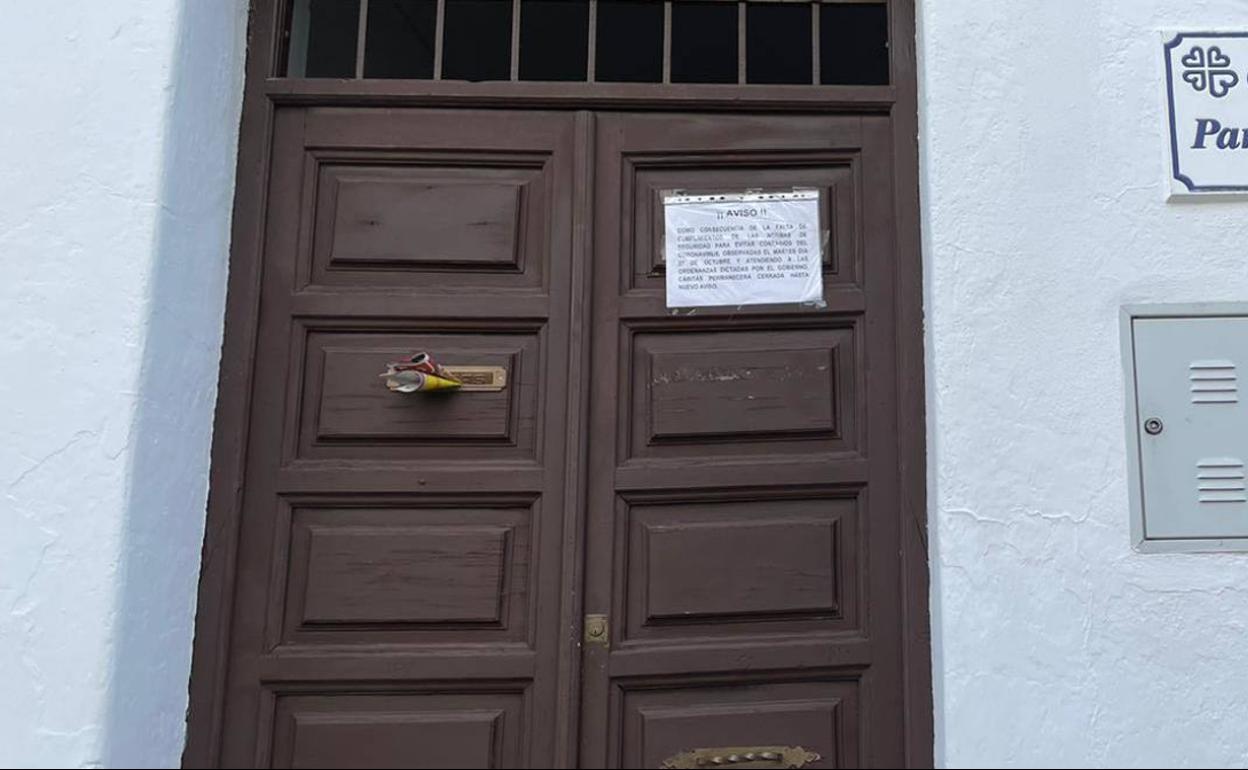 Puerta de acceso a Cáritas 