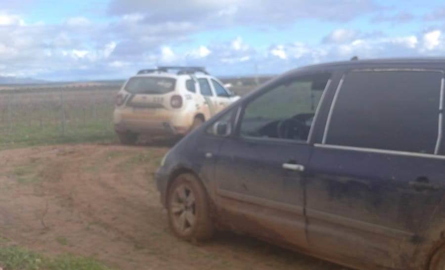 Uno de los coches intercepatdos y el de la Policía Rural 