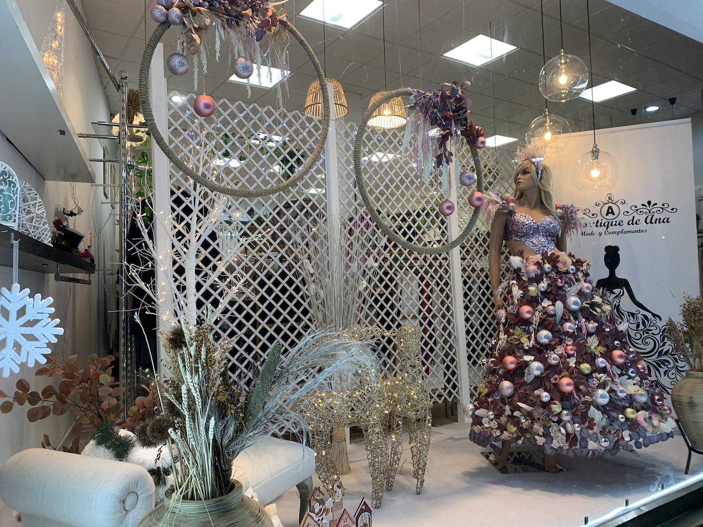 Escaparate de la Boutique de Ana decorado por Navidad 