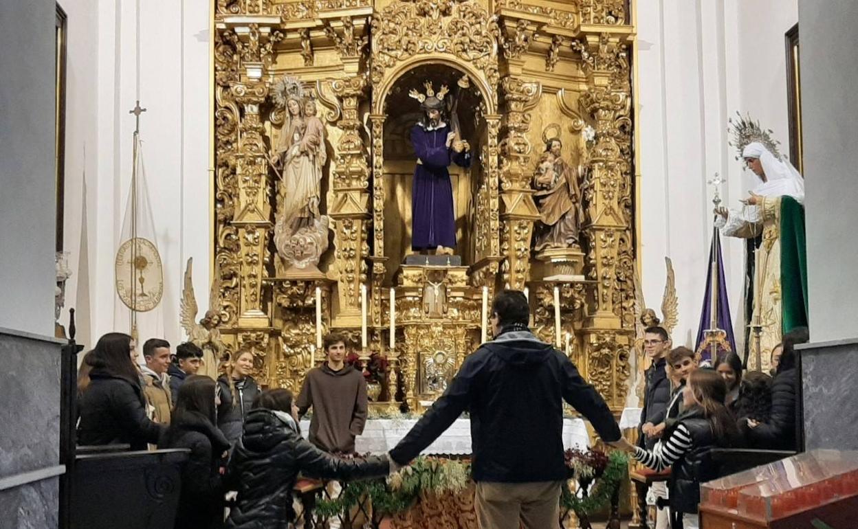Ciículo de oración de jóvenes ante el Santísimo 