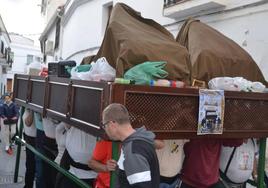 Los costaleros recogiendo los alimentos en sus pasos