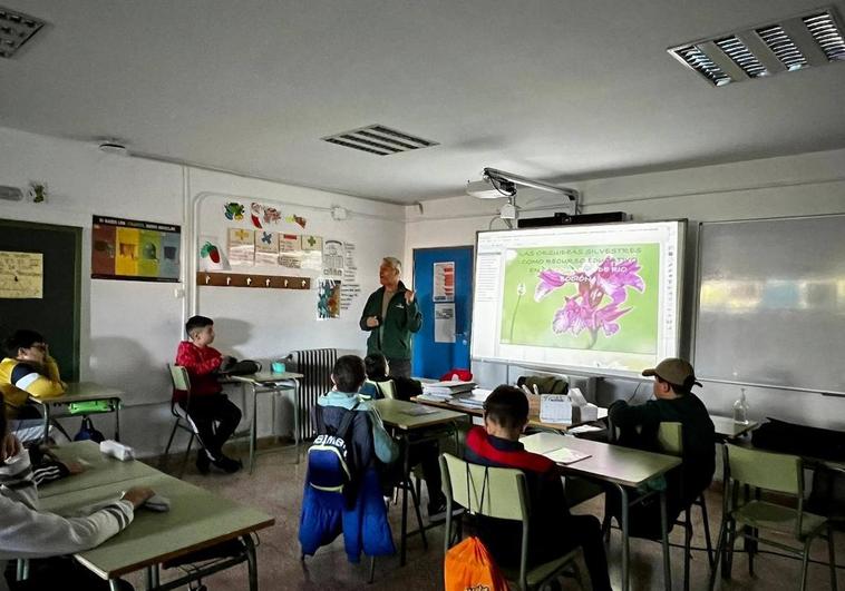 El alumnado de sexto de primaria y el de biología del instituto participan en las II Jornadas de las Orquídeas