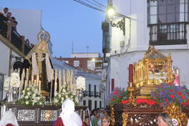 La reverencia de la Madre ante el Hijo, ambos representados en imágenes