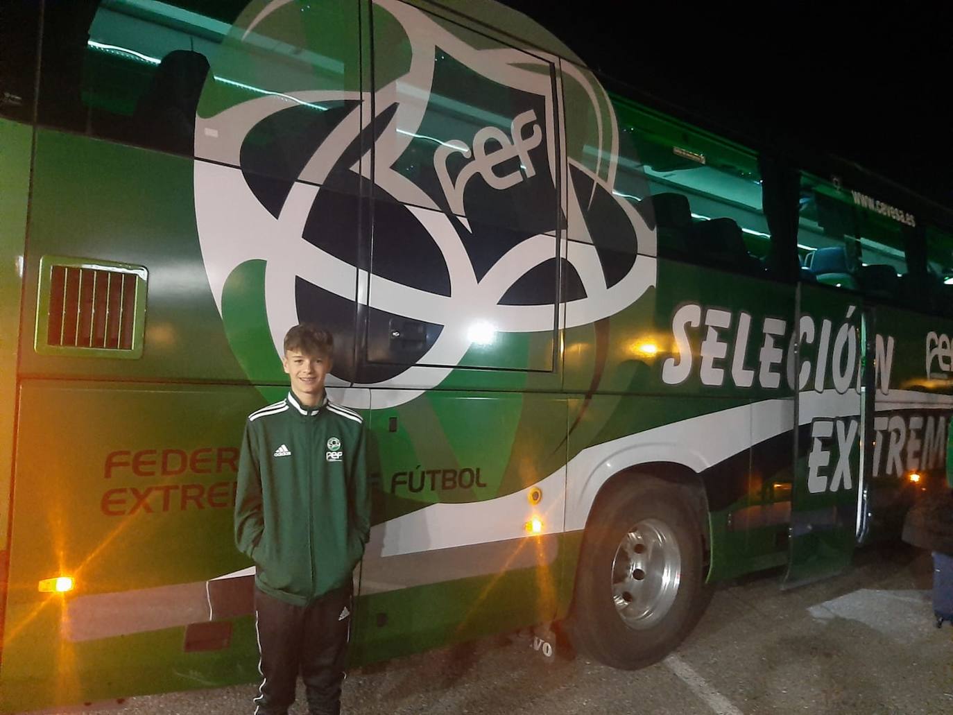 Junto al bus de la selección extremeña de fútbol