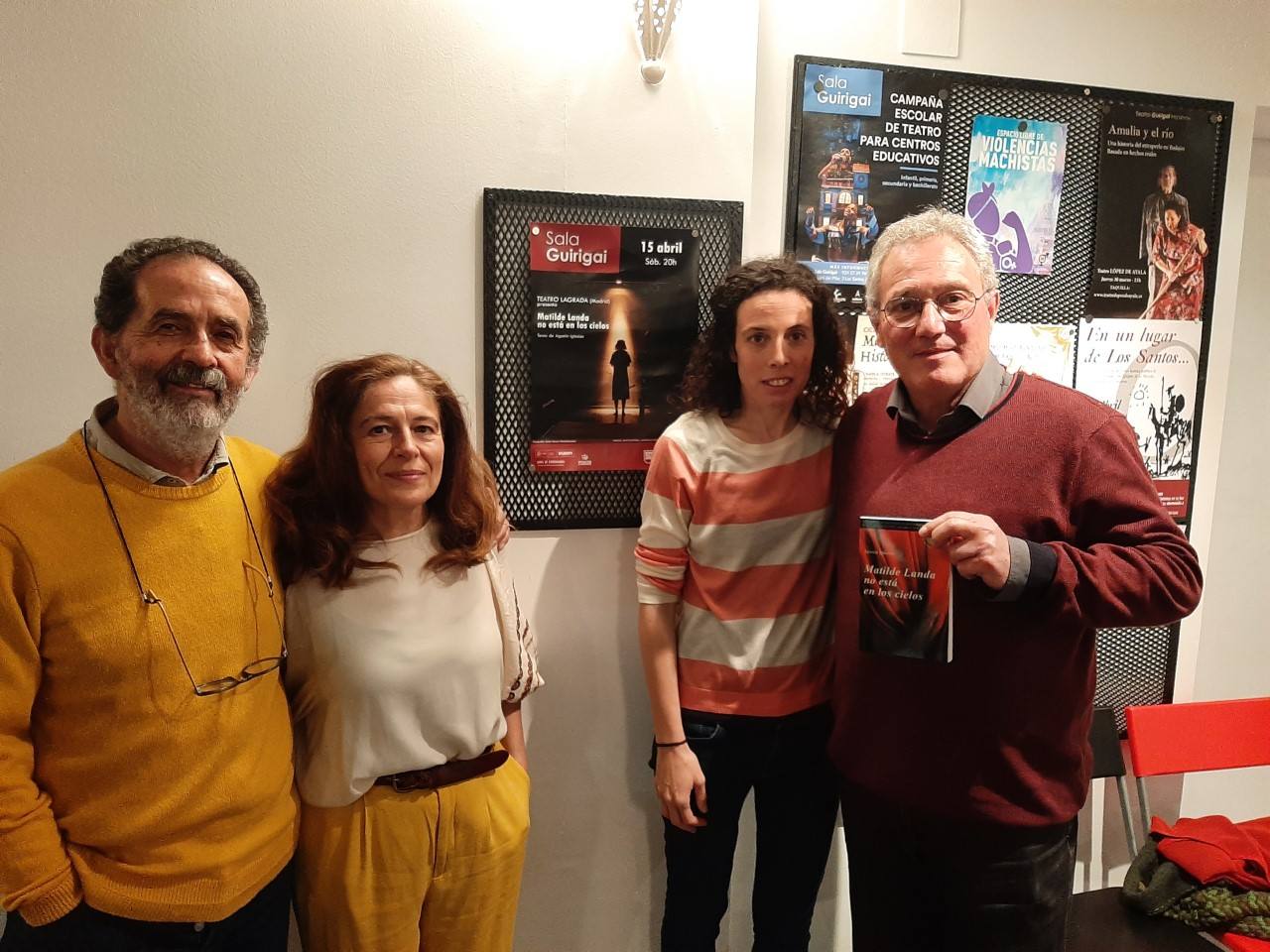 Agustín Iglesias, autor del texto, a la derceha, junto al cuadro de actores