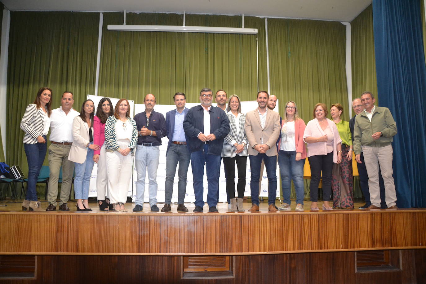 La nueva candidatura junto al secretario general del PP en Extremadura