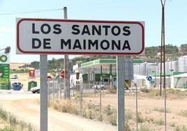 Cartel de Los Santos de Maimona en una de las entradas de la localidad