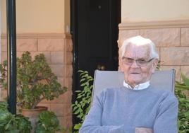 Cesario en el patio de la casa de su hija con la que vive