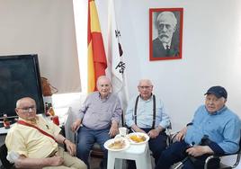 Los hermanos homenajeados- primero y tercero - junto a Antonio Zapata y resti Monges