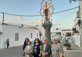 Algunas vecinas que visten a la Cruz