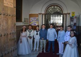 Los niños y niñas antes de hacer la procesión