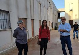 Leire Iglesias a la izquierda junto a la directora general y Juan Barrientos