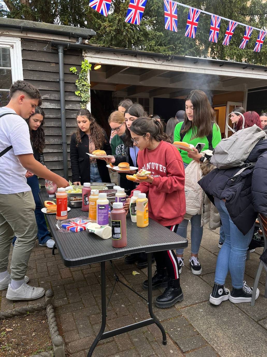 Alumnos durante la barbacoa de celebración por la coronación