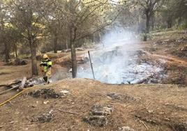 Un bombero en la fase final de la extendión del foco