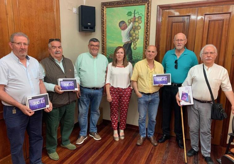 El ayuntamiento entrega cuatro tablet a los guías turísticos voluntarios