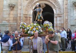 Inicio de la procesión. El mayordomo en el centro