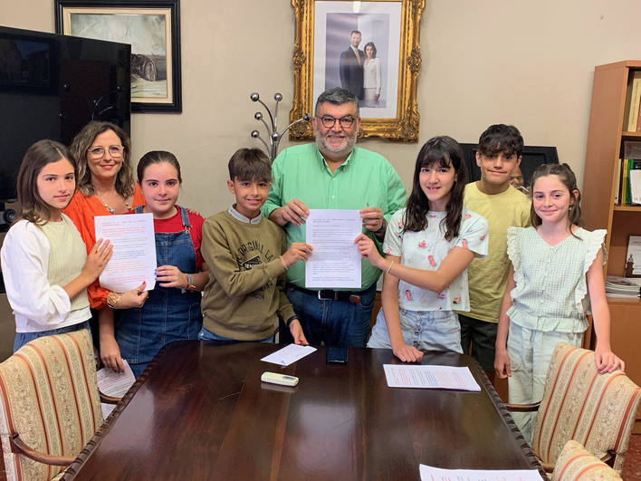 Alumnos de sexto del colegio Juan Blanco entregan al alcalde sus propuestas en materia de igualdad