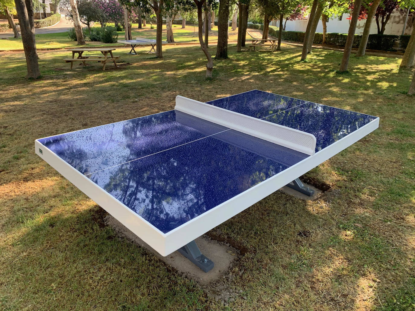 El Ayuntamiento instala en el Parque Municipal mesas de picnic y de ping-pong