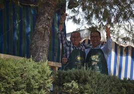 Desde las traseras de su caseta nos invitan a pasar