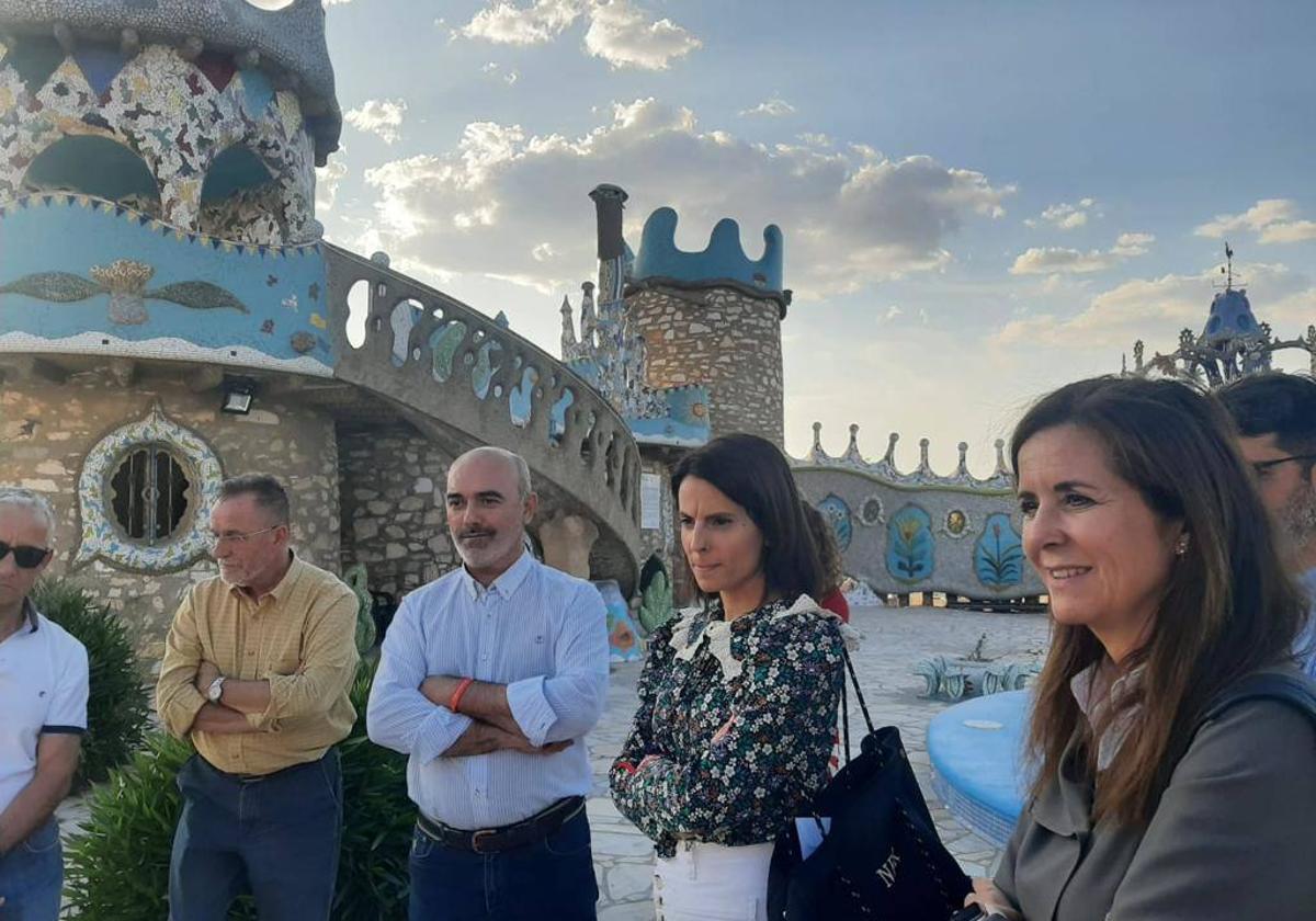La consejera, junto a Juan Barrientos en el Capricho de Cotrina