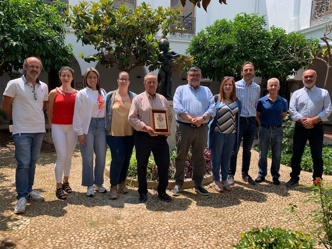 Foto de familia en el patio del ayuntamiento