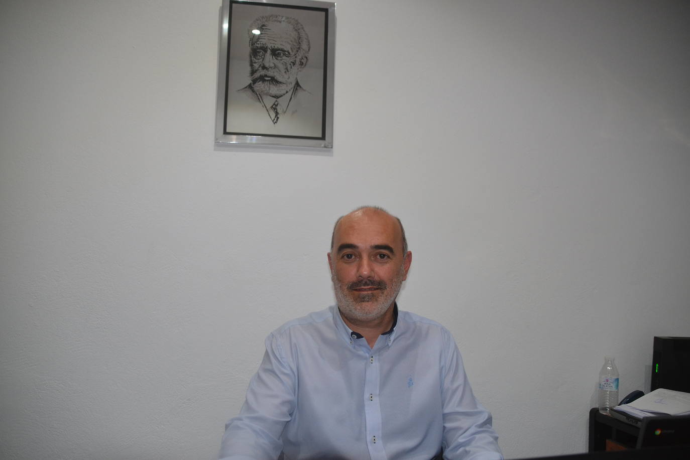 Juan barrientos en su despacho de la Casa del Pueblo