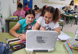 Dos alumnas en el club de lectura