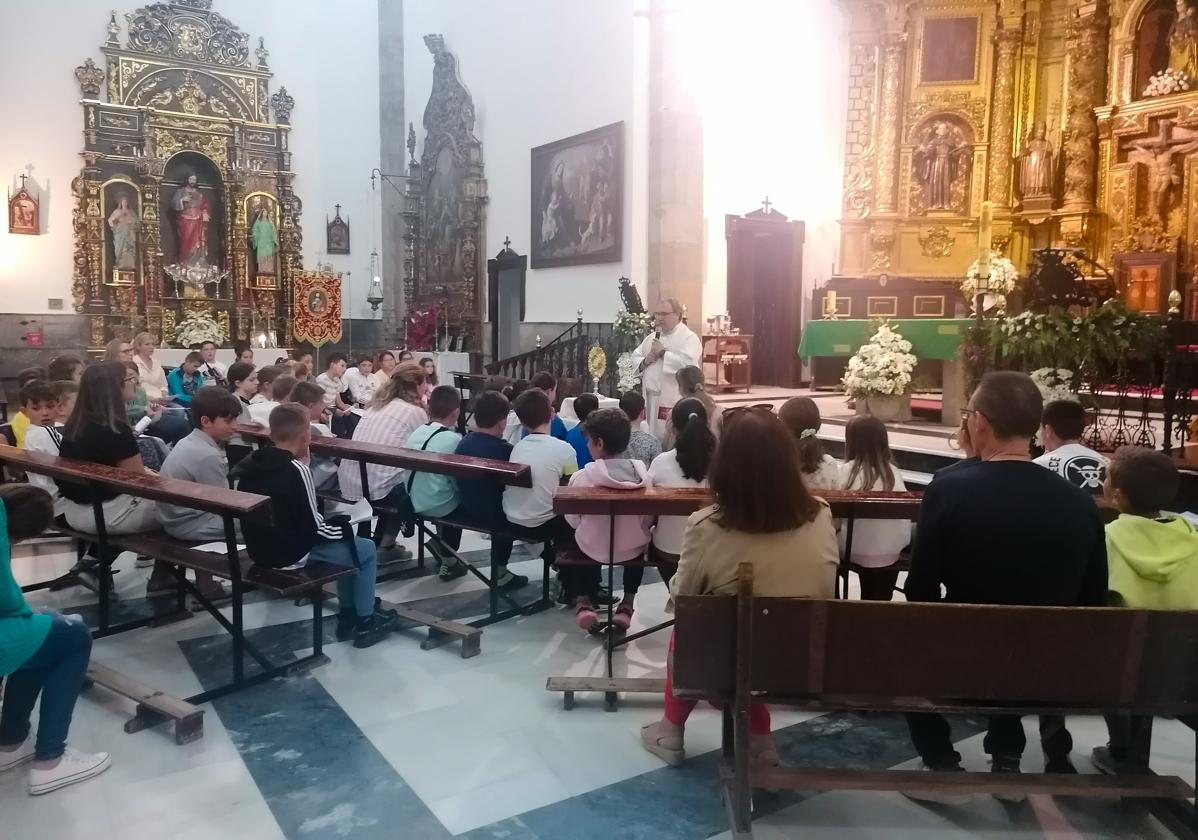 Acto de adoración al Santísimo por parte de los niños de comunión