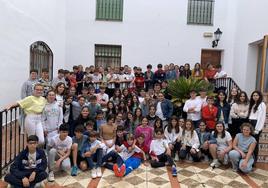 Los alumnos de sexto de Los Santos con sus maestras de Religión