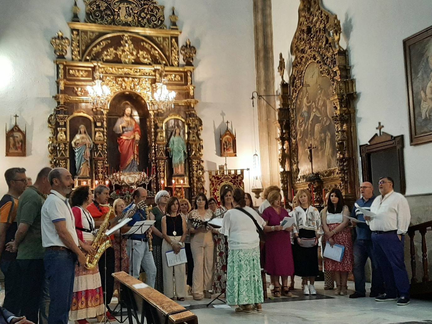 Tras el coro, la imagen del Sagrado Corazón